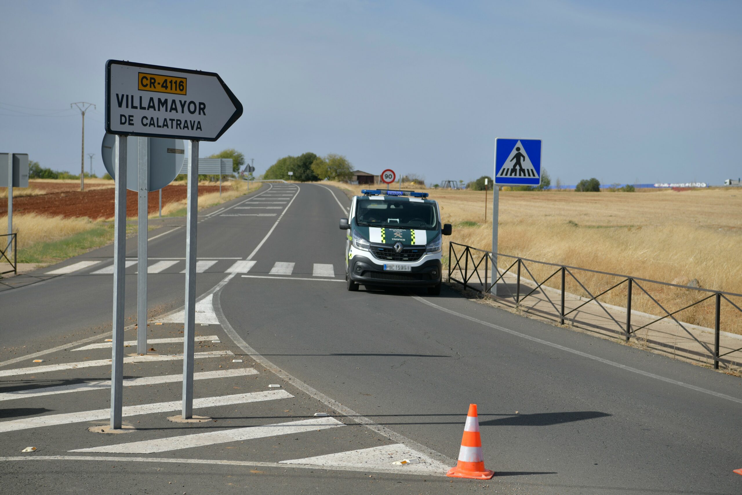 Ein Wagen der Guardia Civil steht auf der Straße nach Villamayor de Calatrava. In der Nähe des spanischen Ortes sind drei Menschen erschossen worden.