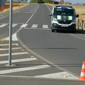 Ein Wagen der Guardia Civil steht auf der Straße nach Villamayor de Calatrava. In der Nähe des spanischen Ortes sind drei Menschen erschossen worden.