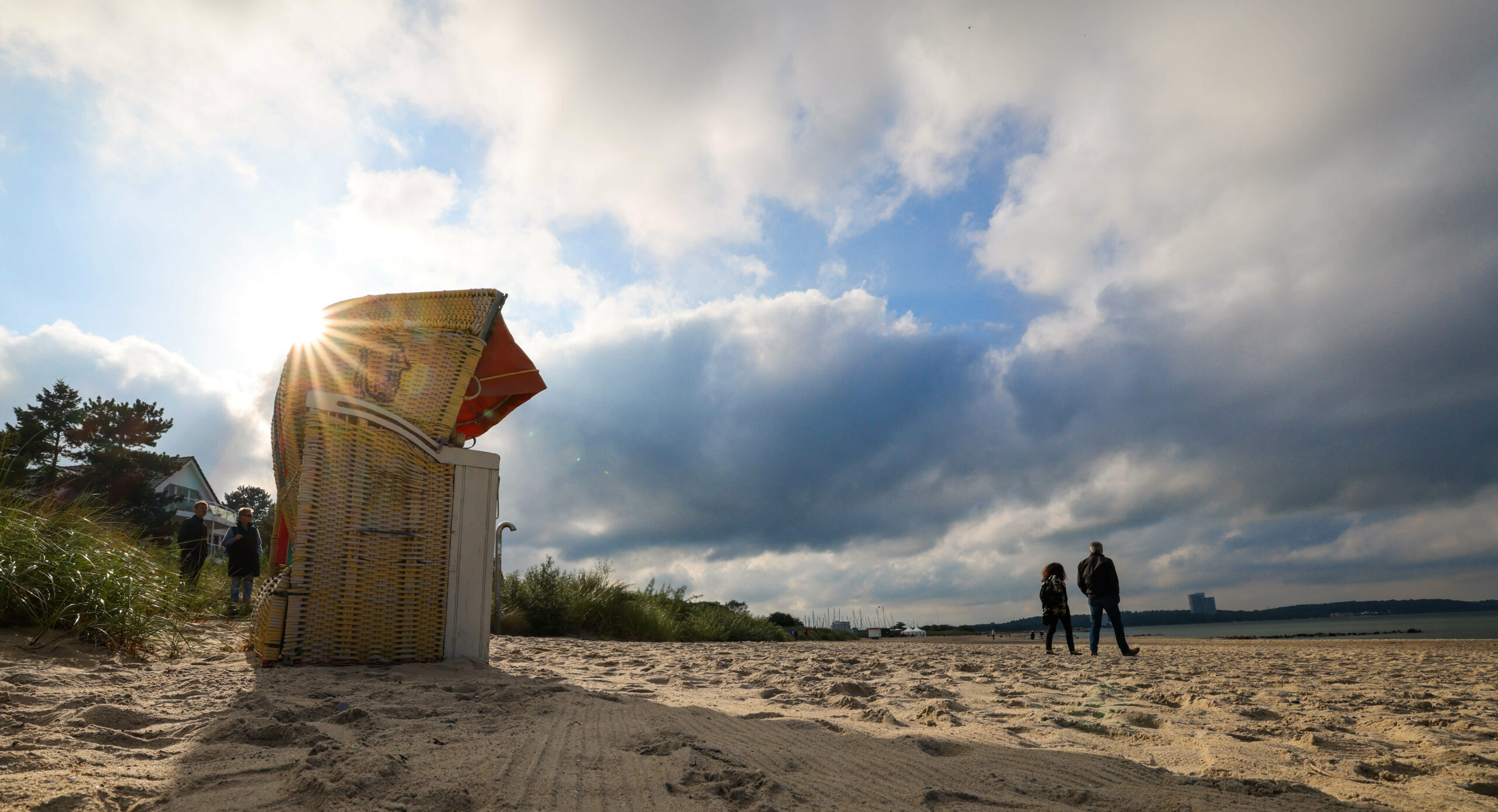 Nur wenige Menschen sind am Strand der Ostsee unterwegs.