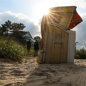 Nur wenige Menschen sind am Strand der Ostsee unterwegs.