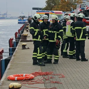 Kreuzfahrtterminal bei Rostock: Auto fährt ins Wasser – zwei Tote