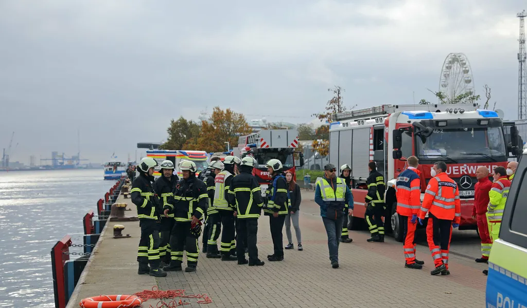 Kreuzfahrtterminal bei Rostock: Auto fährt ins Wasser – zwei Tote