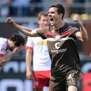 Johannes Flum bejubelt eines seiner St. Pauli-Tore gegen Regensburg.