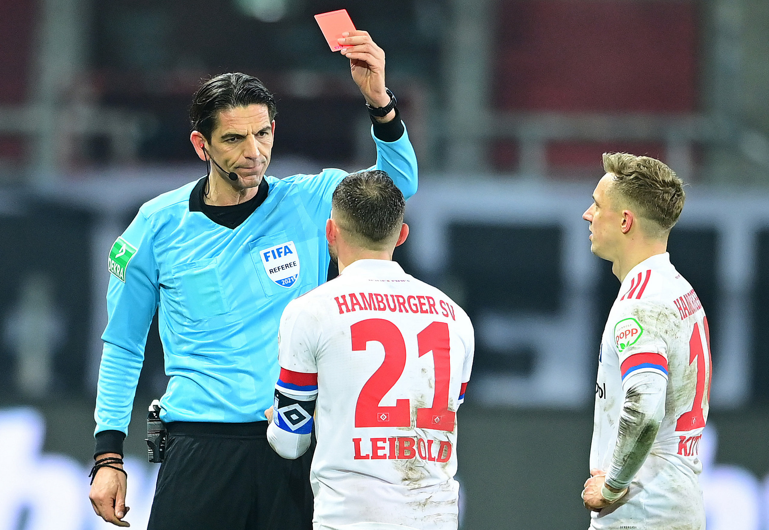 Beim Derby im März 2021 zeigte Deniz Aytekin Tim Leibold die Rote Karte.