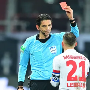 Beim Derby im März 2021 zeigte Deniz Aytekin Tim Leibold die Rote Karte.