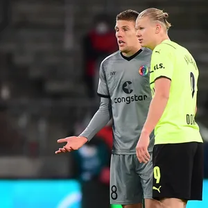 Erling Haaland bei der Pokalniederlage von Borussia Dortmund beim FC St. Pauli mit Jakov Medic
