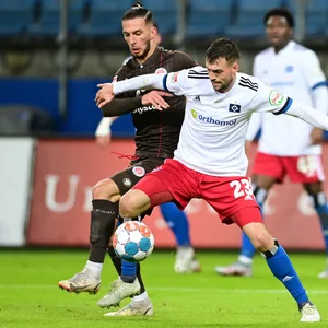 HSV-Profi Jonas Meffert und St. Paulis Leart Paqarada