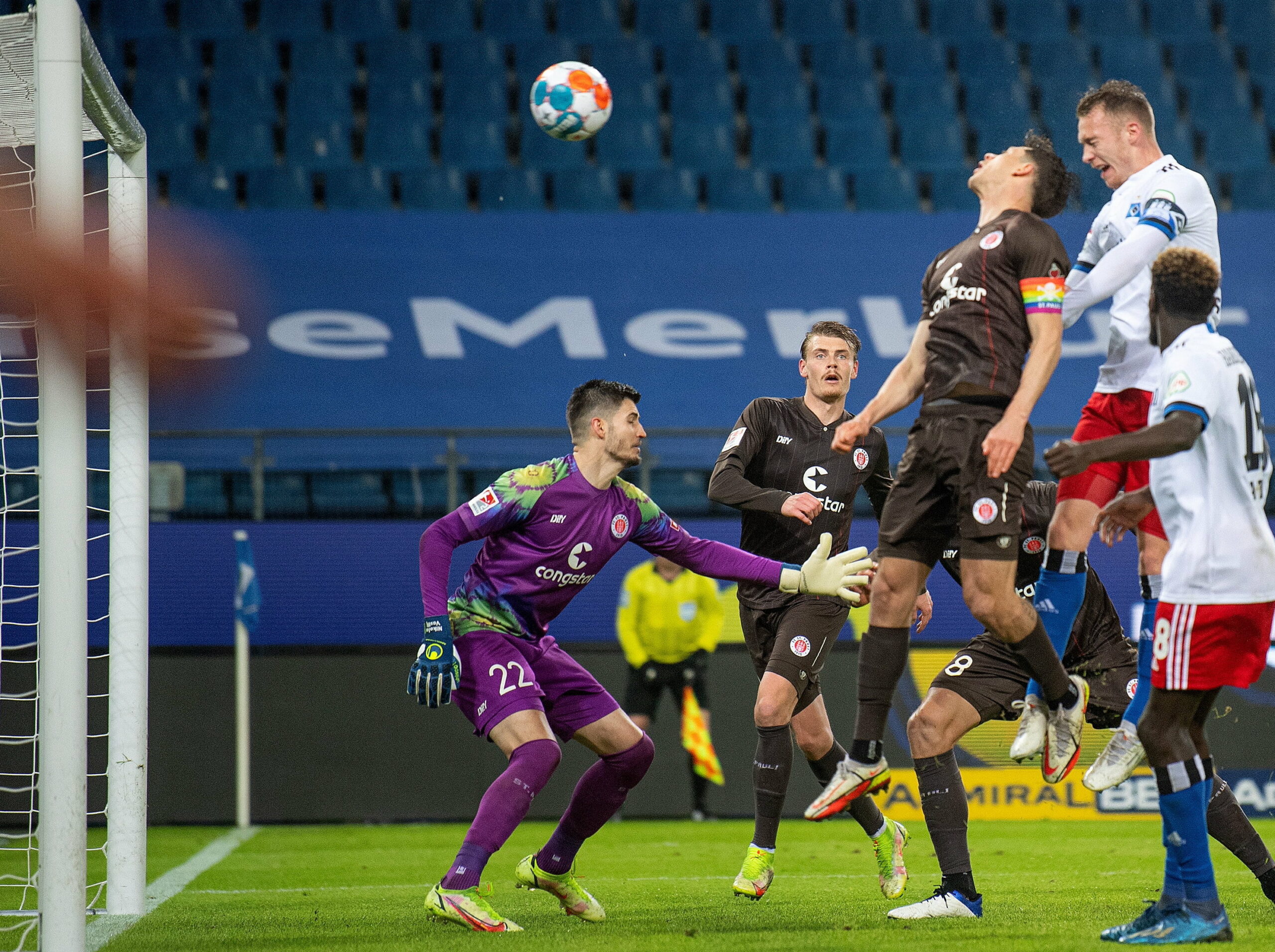 HSV-Kapitän Sebastian Schonalu köpft zum 1:1-Ausgleich beim letzten Derby ein.