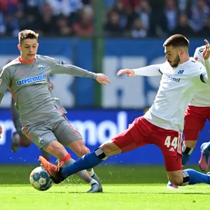 HSV-Profi Mario Vuskovic und Paderborns Florent Muslija