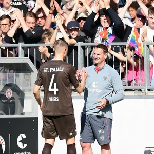 Mathias Hain (r.) mit Philipp Ziereis beim letzten St. Pauli-Spiel der beiden im Mai gegen Düsseldorf.