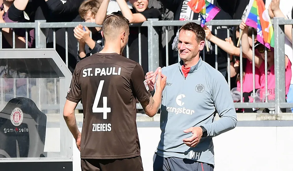Mathias Hain (r.) mit Philipp Ziereis beim letzten St. Pauli-Spiel der beiden im Mai gegen Düsseldorf.