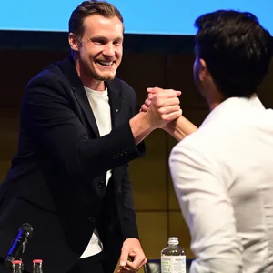 Shakehands: Marcell Jansen und Jonas Boldt bei der HSV-Mitgliederversammlung im Juni