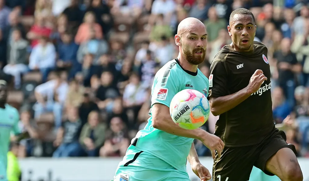 Im August erzielte Etienne Amenyido gegen Paderborn (l. Heuer) St. Paulis letztes Stürmertor.