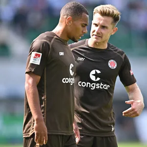 St. Pauli-Stürmer Etienne Amenyido und Johannes Eggestein