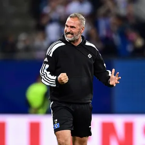 HSV-Trainer Tim Walter jubelt
