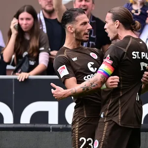Leart Paqarada (l.) und Jackson Irvine