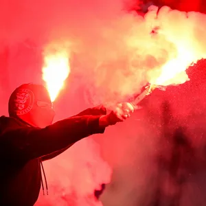 Fans bei Holstein Kiel gegen den HSV zünden Pyro