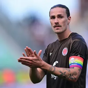 Jackson Irvine hat seinen Vertrag beim FC St. Pauli langfristig verlängert.