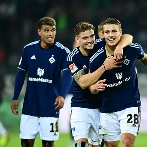In guten und in schlechten Zeiten. Moritz Heyer umarmt Miro Muheim, der beim 2:1 in Hannover den frühen HSV-Rückstand verschuldetet.