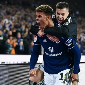 Ransford Königsdörffer jubelt mit Laszlo Bénes