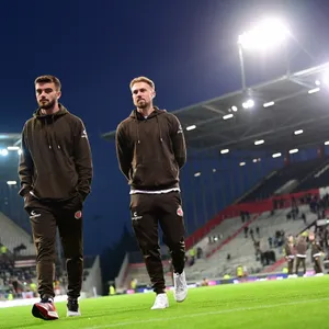 Lukas Daschner (r.) absolvierte die Platzbegehung vor dem Heidenheimspiel als Auswechselspieler.