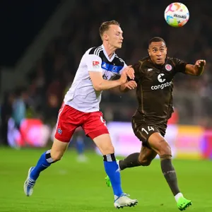 Sebastian Schonlau (l.) bringt Etienne Amenyido zu Fall und sieht dafür Rot.