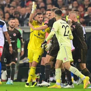 HSV-Keeper Daniel Heuer Fernandes gegen Nikola Vasilj