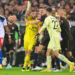 Daniel Heuer Fernandes (M.) legte sich mit St. Pauli-Keeper Nikola Vasilj an.