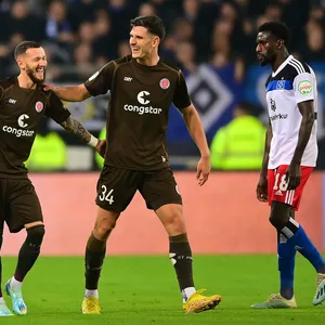 Marcel Hartel, Igor Matanovic und Bakery Jatta (v.l.).