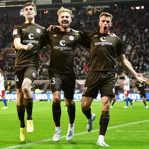 Feierten mit St. Pauli einen deutlichen Derby-Erfolg: Connor Metcalfe, Lukas Daschner und David Otto (v.l.)