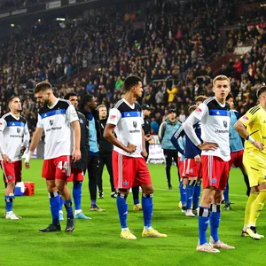 Die HSV-Profis schauten nach der deutlichen Pleite im Derby ratlos drein.