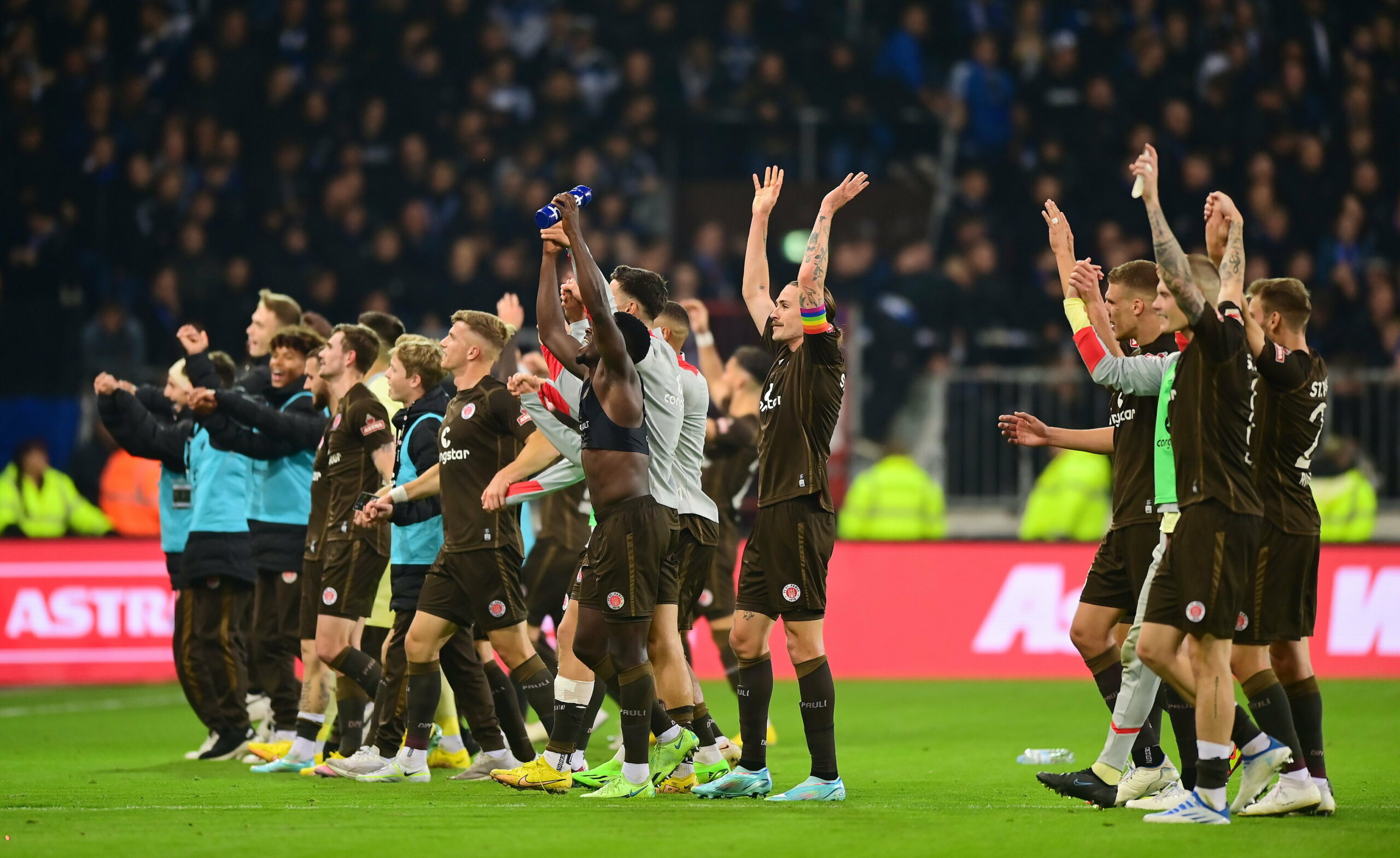 Der FC St. Pauli feiert den Derbysieg. Beim 3:0-Erfolg über den HSV wusste jeder Akteur zu überzeugen.
