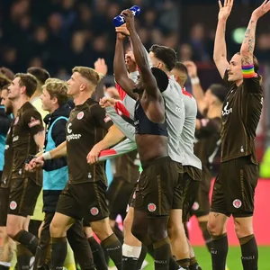 Der FC St. Pauli feiert den Derbysieg. Beim 3:0-Erfolg über den HSV wusste jeder Akteur zu überzeugen.