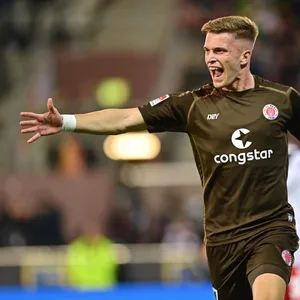 David Otto jubelt im Derby für St. Pauli