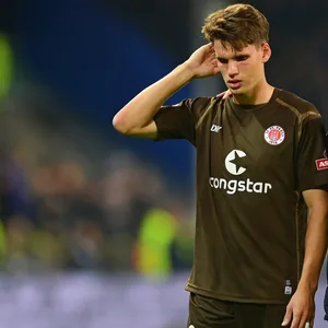 Luca Zander mit St. Pauli-Arzt Volker Carrero