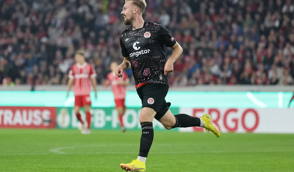 Lukas Daschner dreht nach seinem 1:0 in Freiburg zum Jubeln ab.