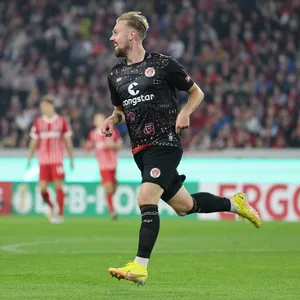Lukas Daschner dreht nach seinem 1:0 in Freiburg zum Jubeln ab.