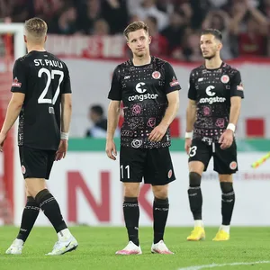 Bedröppelte Gesichter: St. Pauli konnte sich in Freiburg nicht für einen großen Pokal-Fight belohnen.