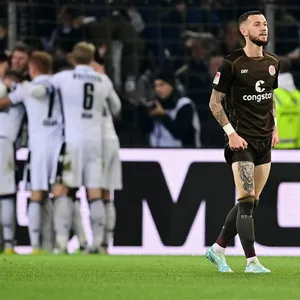 „Es ist bitter, dass ich im Mittelfeld einfach so den Ball verliere“, sagte Marcel Hartel (l.) über seinen Fehlpass, der „mir einfach Leid tut“.