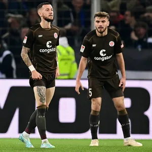 St. Paulis Marcel Hartel leitete das 0:1 mit einem Fehlpass ein.