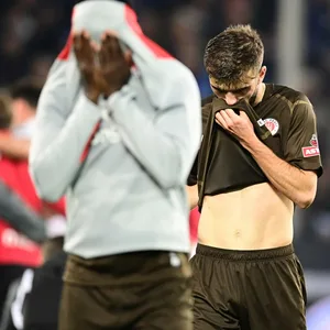 Afeez Aremu, Betim Fazliji und Manolis Saliakas können die Niederlage in Bielefeld kaum fassen.