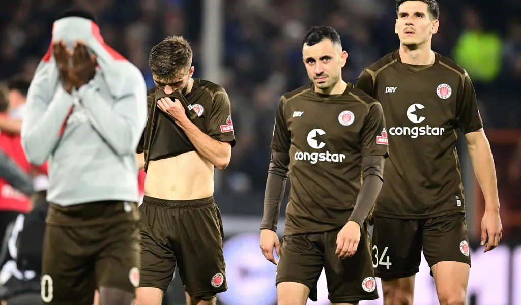 Afeez Aremu, Betim Fazliji und Manolis Saliakas können die Niederlage in Bielefeld kaum fassen.