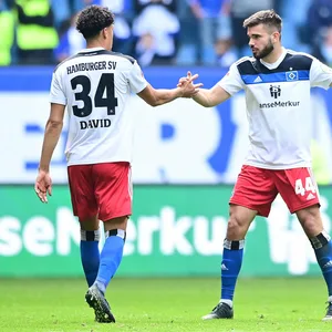HSV-Profis Jonas David und Mario Vuskovic klatschen ab