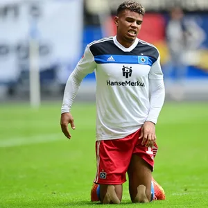 Ransford Königsdörffer zerknirscht am Boden