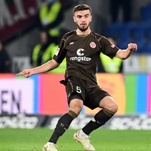 Richtig wichtig: Betim Fazliji ist durch die Ausfälle von Jakov Medic und David Nemeth in St. Paulis Startelf gerückt.