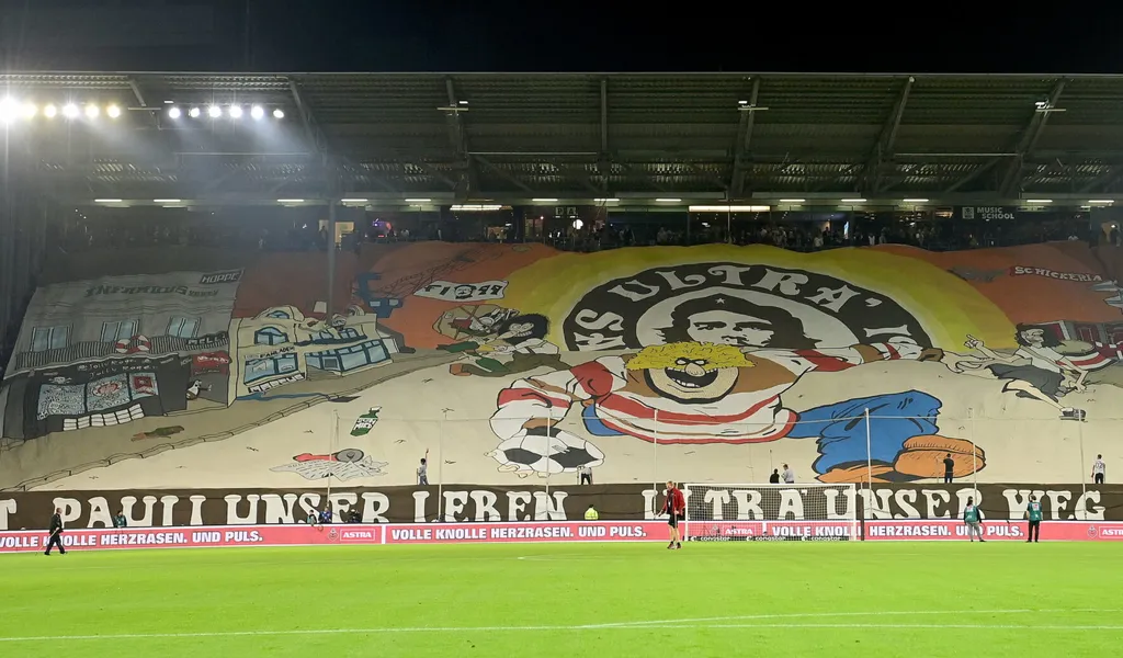 Choreo der St. Pauli-Fans auf der Südtribüne