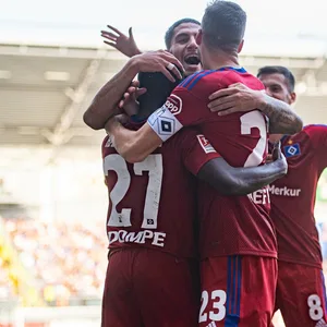Der HSV bejubelt den 3:2-Sieg in Paderborn.
