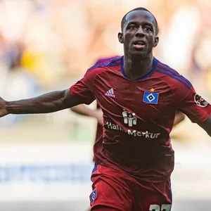 Jean-Luc Dompé bejubelt sein Tor für den HSV