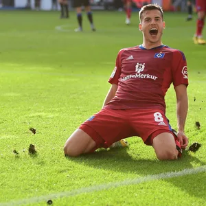 Laszlo Bénes bejubelt sein HSV-Tor zum 3:2