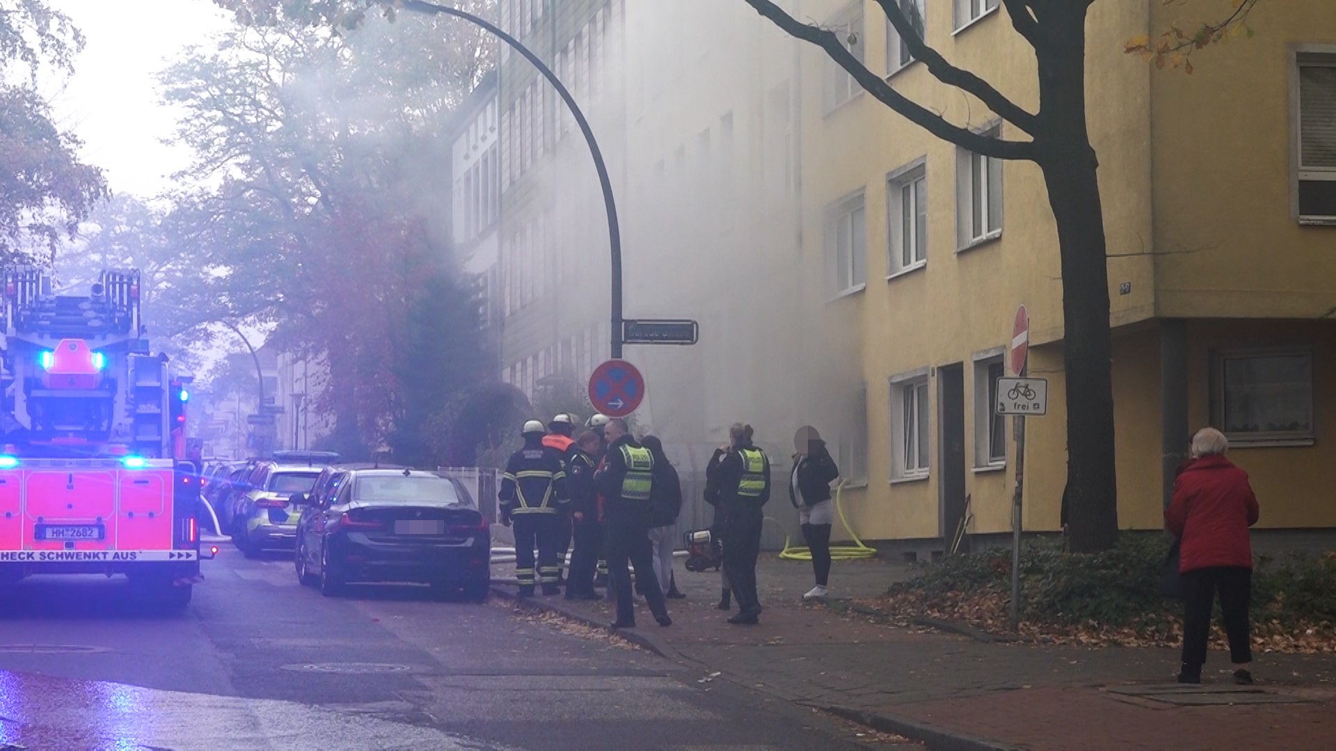 Aus der Erdgeschosswohnung in Harburg drank dunkler Rauch